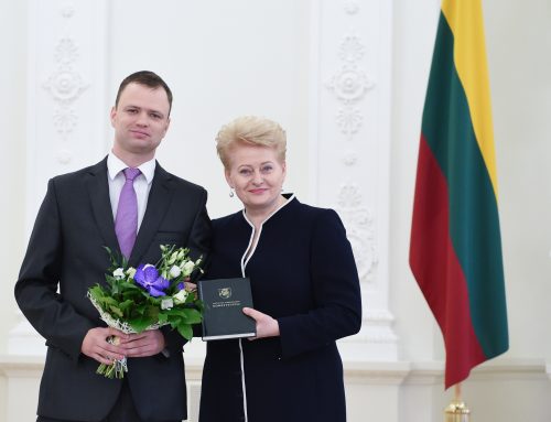 Prezidentė Dalia Grybauskaitė apdovanojo 2014 m. Konstitucijos egzamino nugalėtoją JURISTAI24.LT teisininką Eugenijų Gaščenką